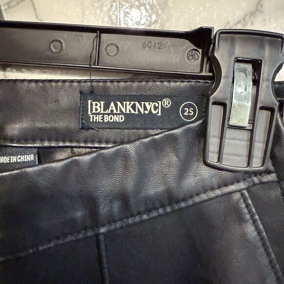 NEW Blank NYC Vegan Leather Pants
Black Moto Ankle Zipper The Bond Size 25 - Picture 5 of 10